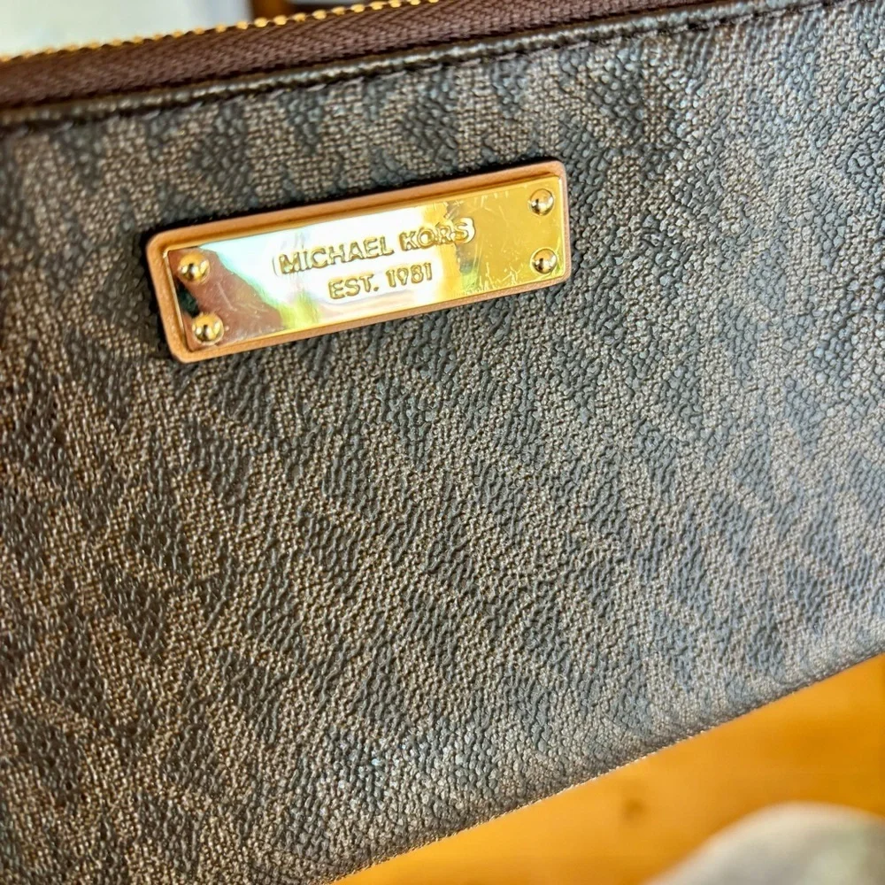 MICHAEL KORS Jet Set Wristlet - Picture 8 of 11